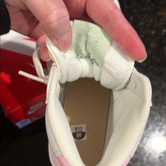 Nike 5Y Blazers White and Pink High-Top Sneakers - Picture 4 of 4